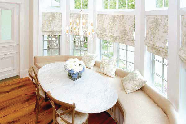 Bay window replacement services in Palos Park area, enhancing homes with expert installation and stylish design.